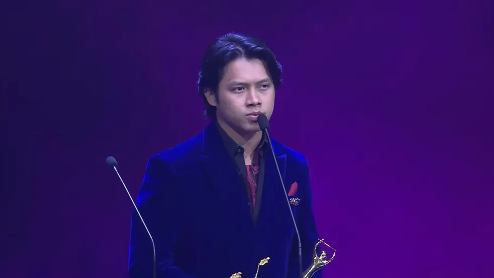 Rony Parulian Terima Piala di AMI Awards 2025 (cr:Youtube.com/Anugerah Musik Indonesia (AMI))
