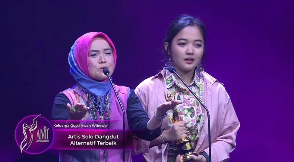 Keluarga Gusti Irawan di Panggung AMI Awards 2025 (cr:Youtube.com/Anugerah Musik Indonesia (AMI))