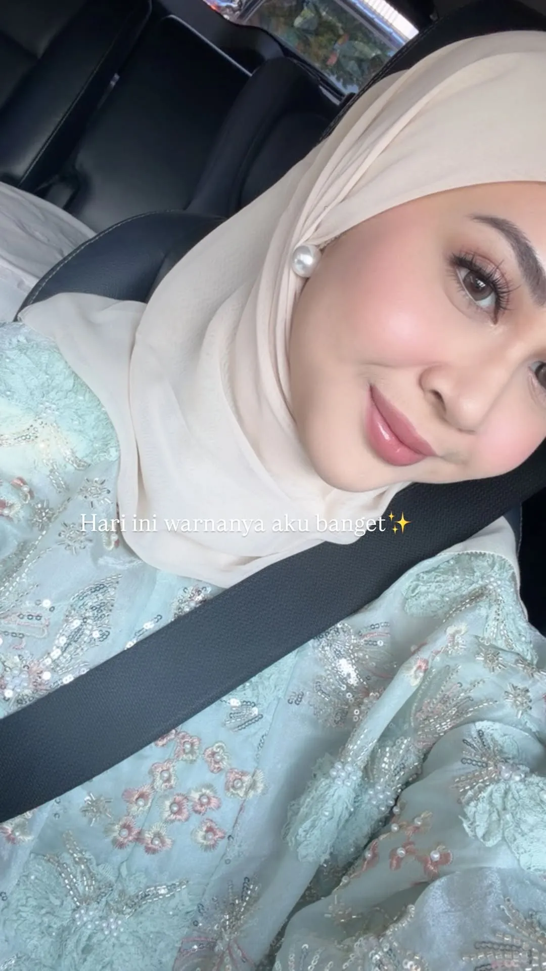 Kesha Ratuliu tampil dengan jilbab krem dan baju hijau (credit: Instagram.com/kesharatuliu05/)