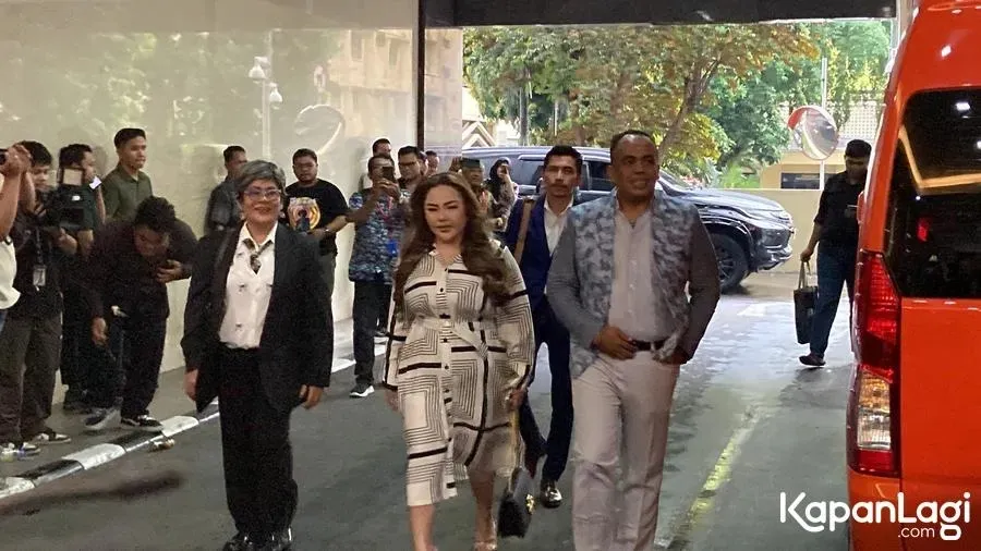 Lisa Mariana Disambut Wartawan © KapanLagi.com/Fikri Alfi Rosyadi