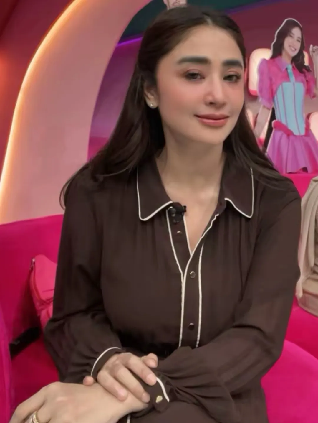 Dewi Perssik pakai baju coklat © instagram.com/dewiperssik9