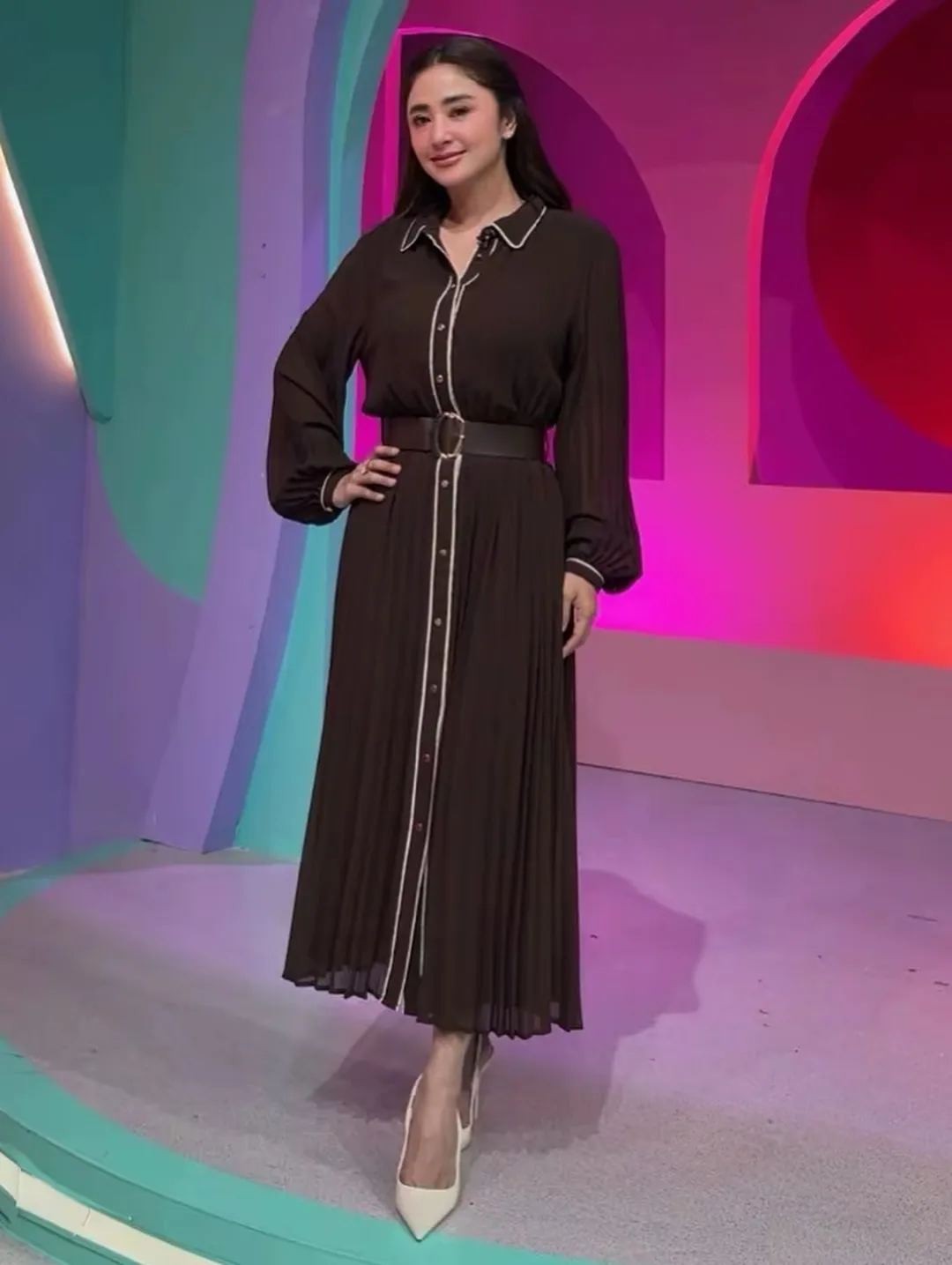 Dewi Perssik pakai dress © instagram.com/dewiperssik9