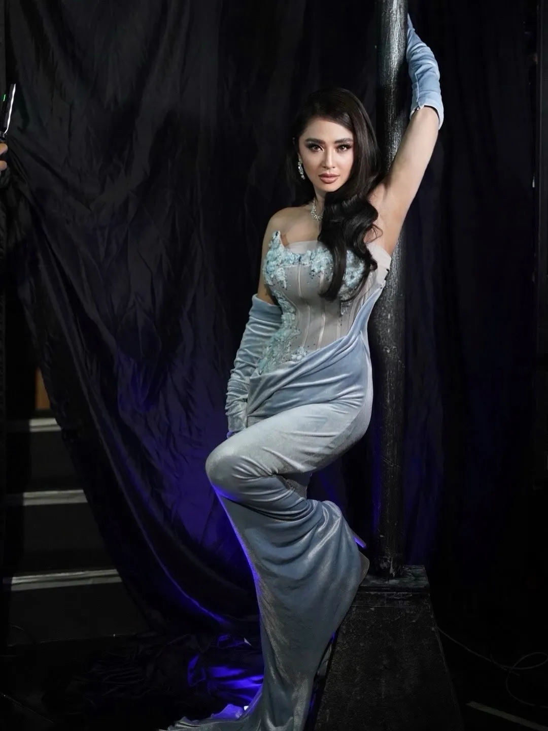 Dewi Perssik berpose © instagram.com/dewiperssik9