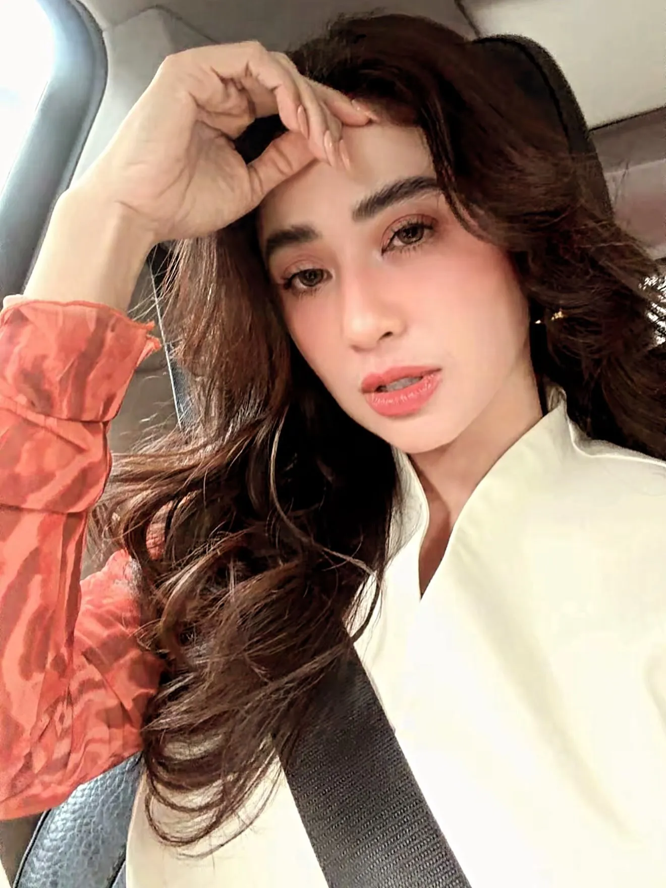 Dewi Perssik selfie (credit: instagram.com/dewiperssik9)