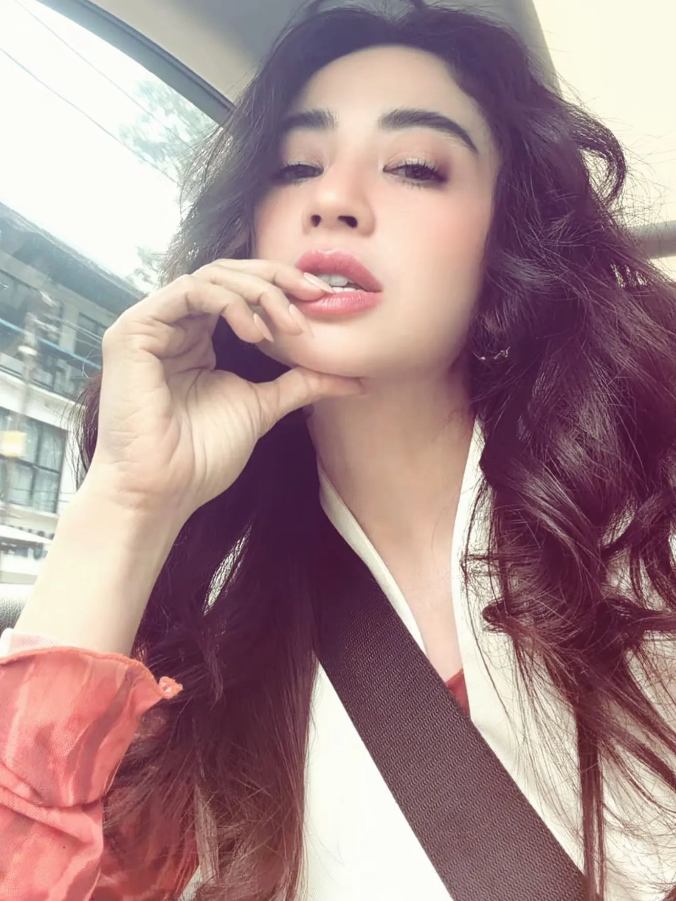 Dewi Perssik selfie (credit: instagram.com/dewiperssik9)