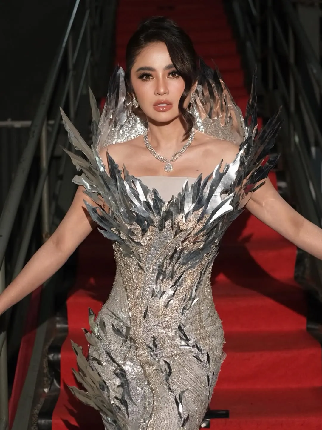 Dewi Perssik Pakai Gaun Silver © instagram.com/dewiperssik9