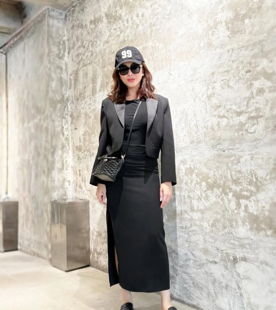 Outfit serba hitam ala Dhena Devanka. (credit:instagram.com/dhenaaldhaliadevanka)