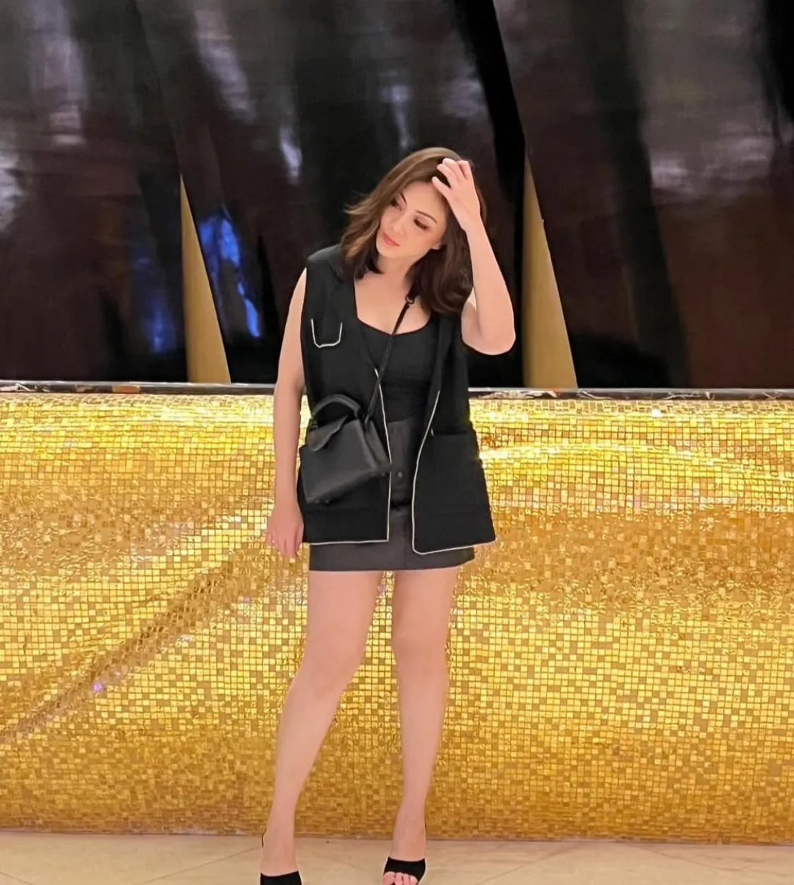 Outfit serba hitam ala Dhena Devanka. (credit:instagram.com/dhenaaldhaliadevanka)