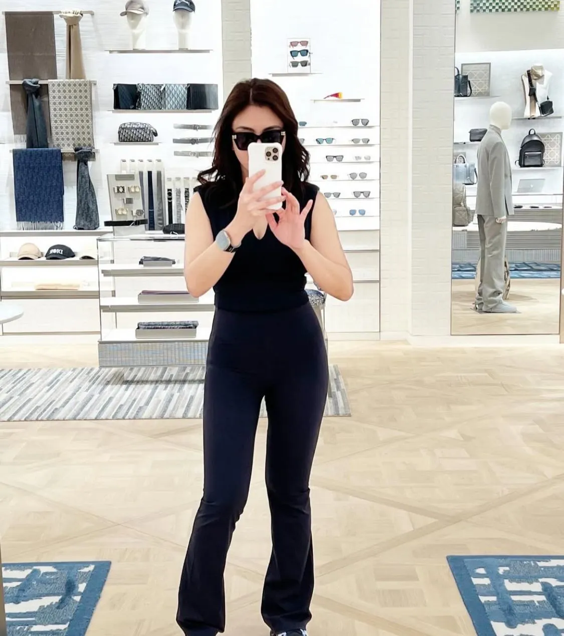 Outfit serba hitam ala Dhena Devanka. (credit:instagram.com/dhenaaldhaliadevanka)