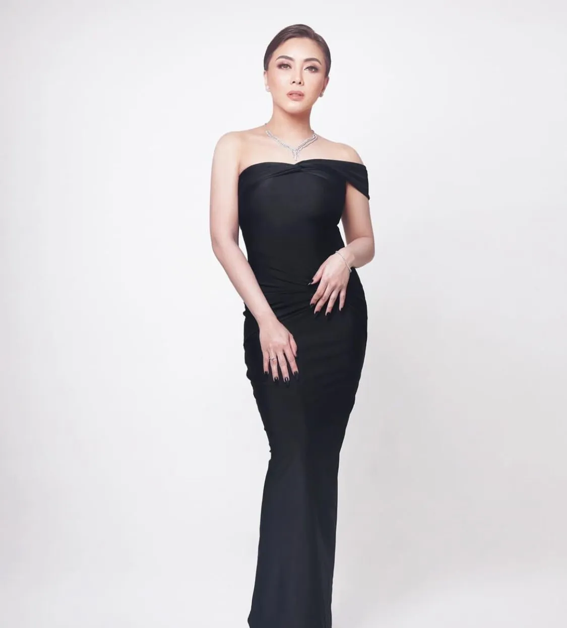 Outfit serba hitam ala Dhena Devanka. (credit:instagram.com/dhenaaldhaliadevanka)