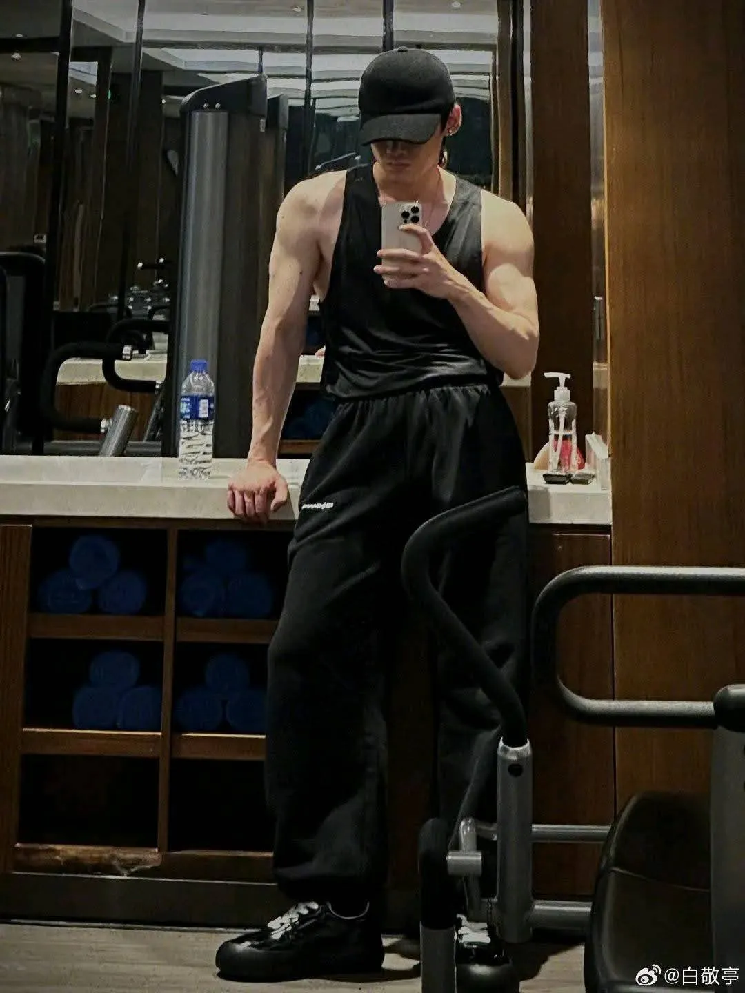 Di China ada aplikasi orang curhat sambil dipeluk/credit: Weibo bai jing ting