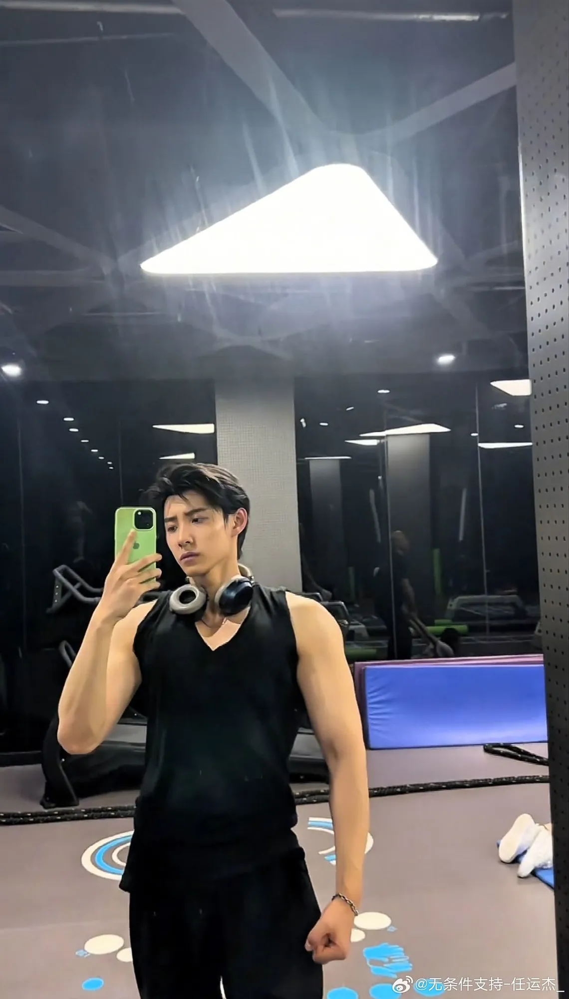 Di China ada aplikasi orang curhat sambil dipeluk/credit: Weibo ma xiao yu