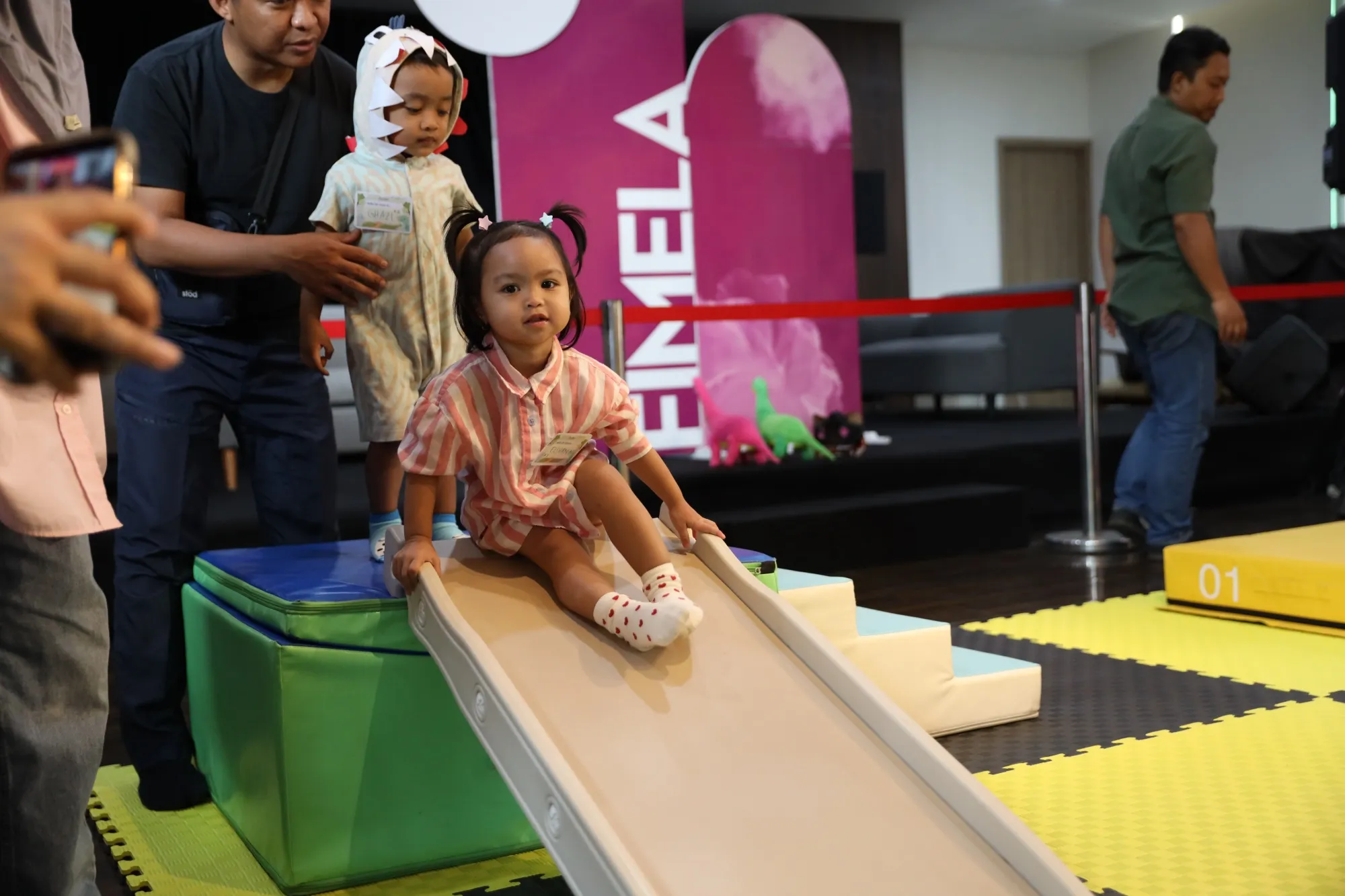 Moms dan si kecil bermain bersama di Fimelahood Playdate. (Fimela)