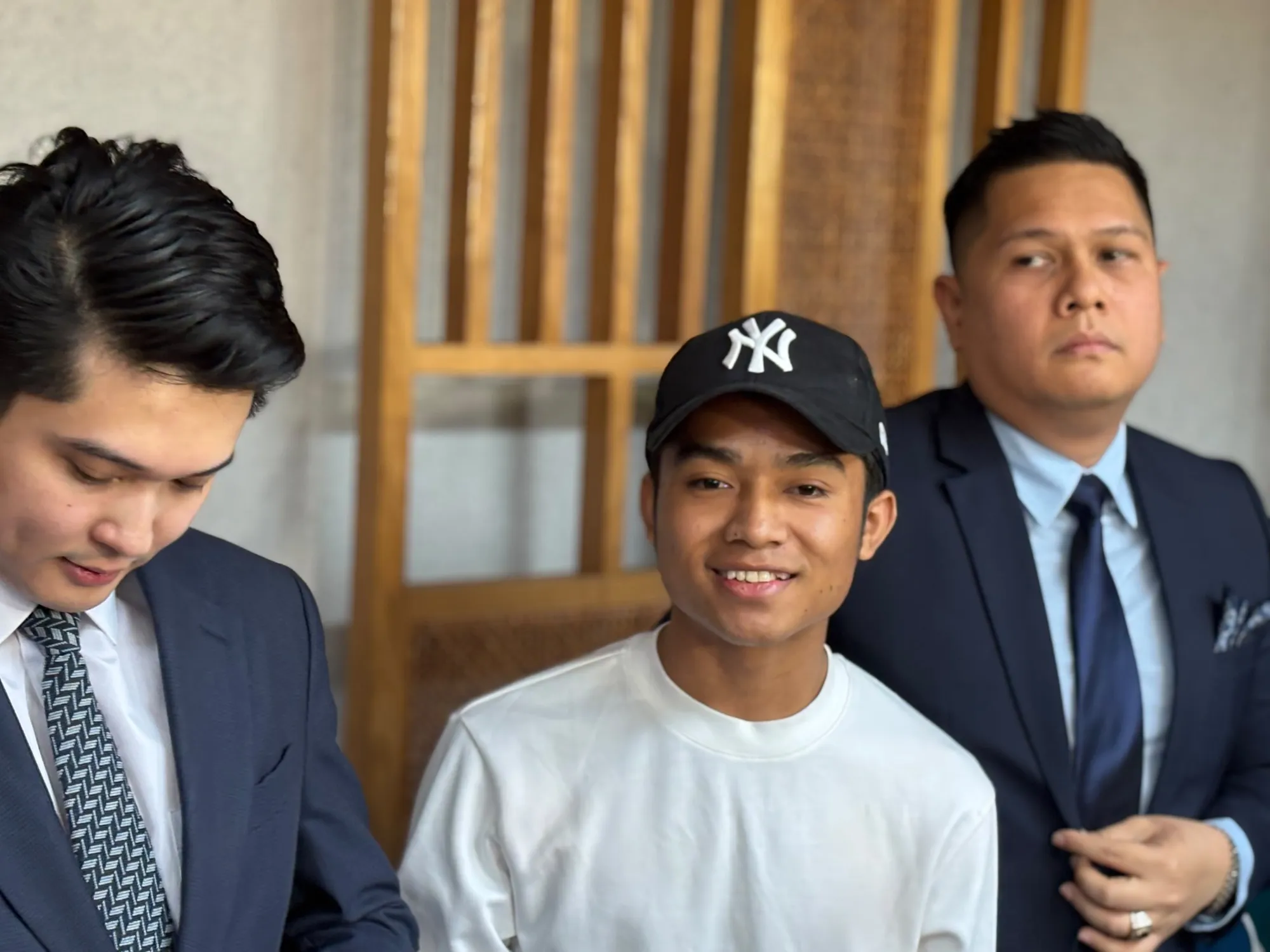 Betrand Peto di samping pengacara © KapanLagi.com/Fikri Alfi Rosyadi