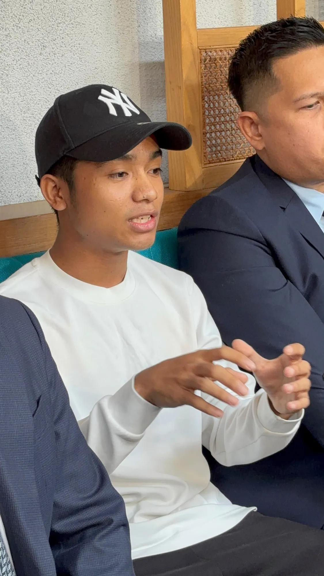 Betrand Peto pakai baju putih © KapanLagi.com/Fikri Alfi Rosyadi