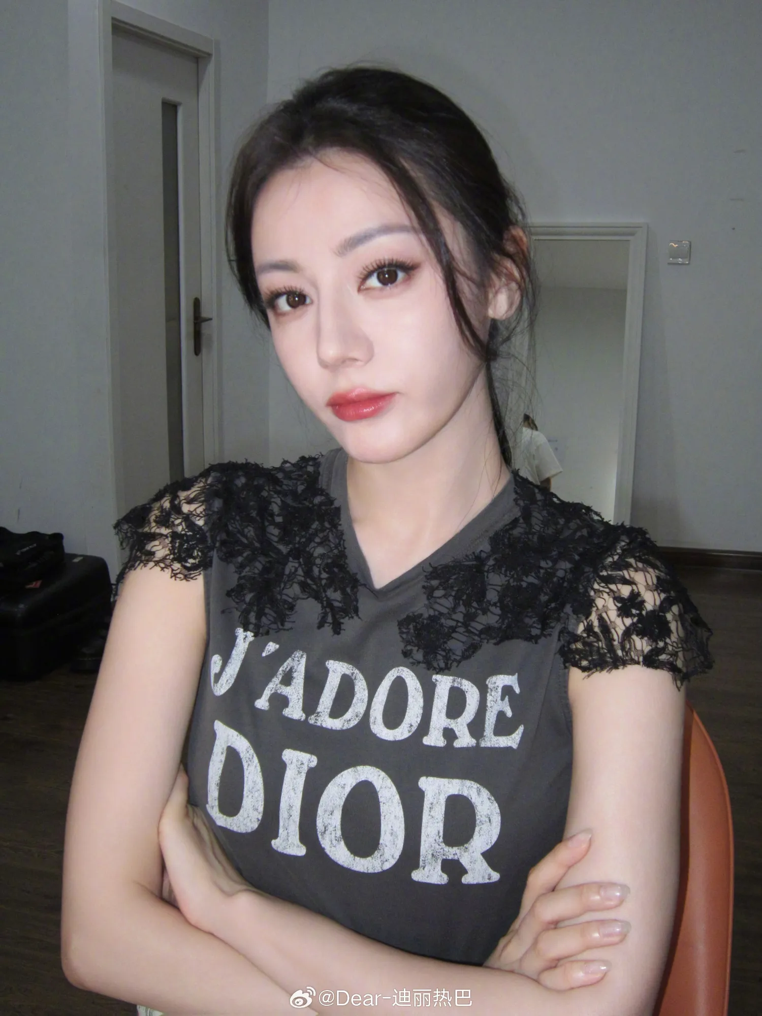 Dilraba tumbuh dalam lingkungan keluarga seniman (credit:weibo)