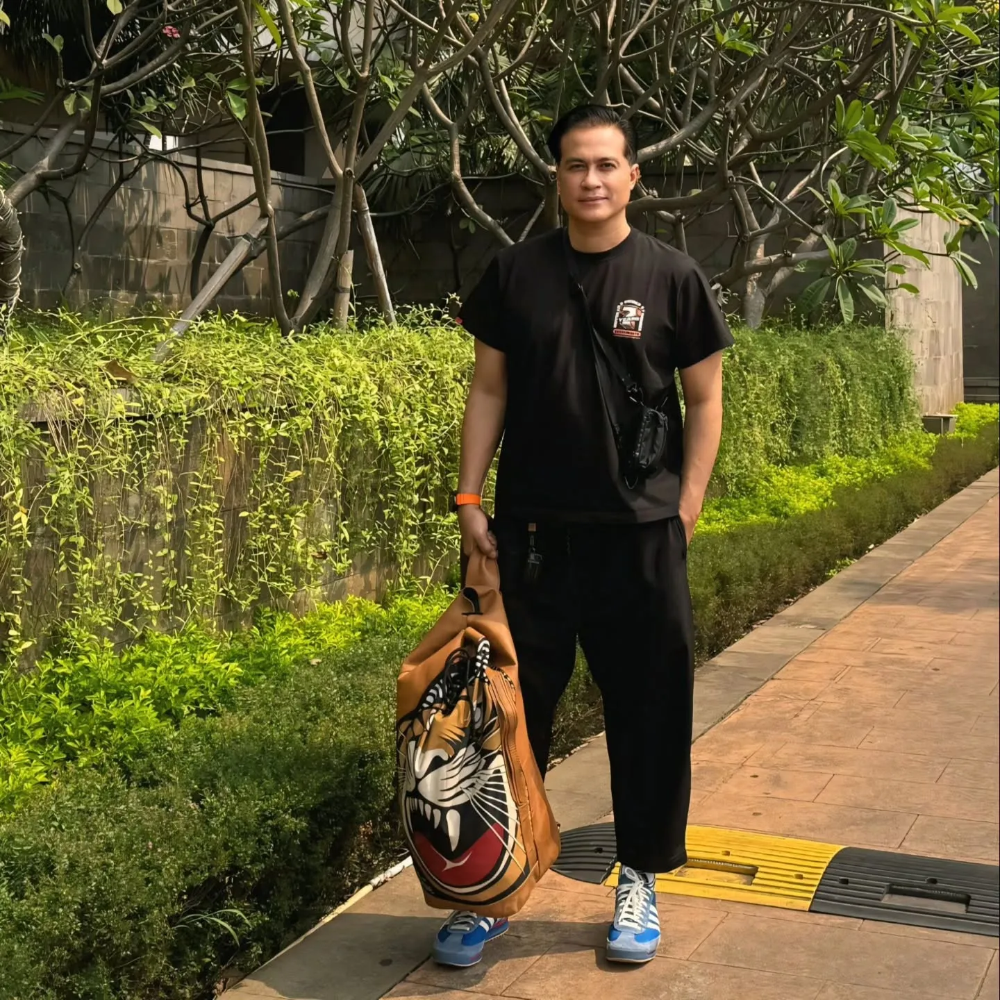 Adjie Pangestu bawa tas © instagram.com/adjiepangestu