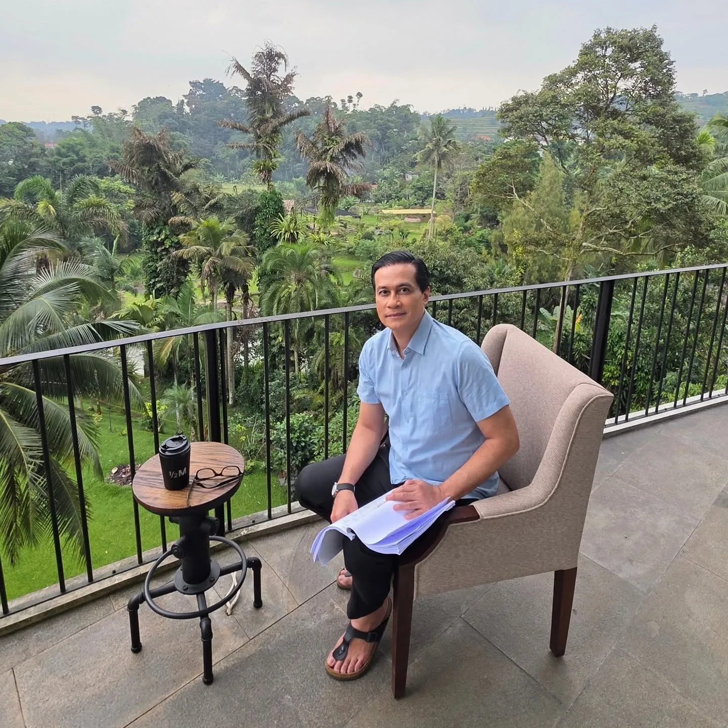 Adjie Pangestu duduk di kursi © instagram.com/adjiepangestu