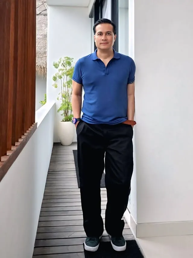 Adjie Pangestu pakai kaos biru © instagram.com/adjiepangestu