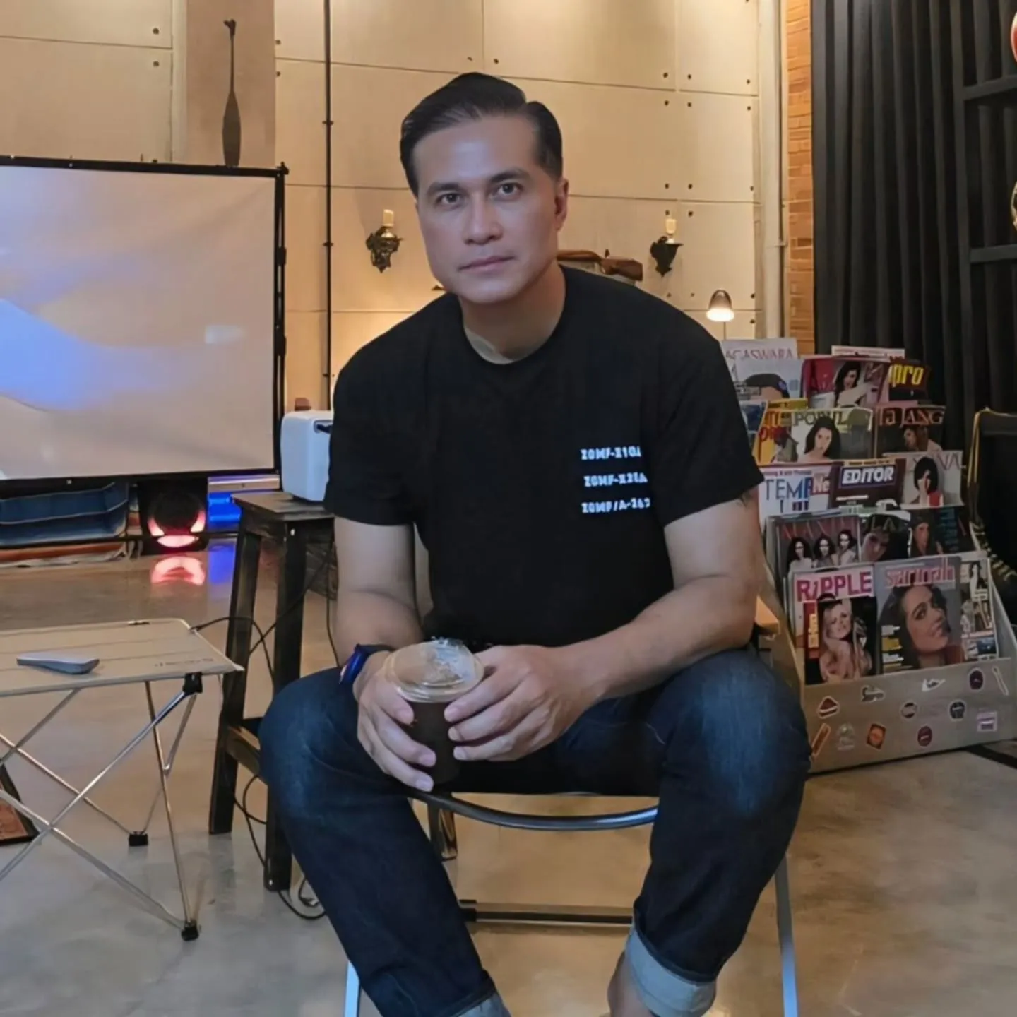 Adjie Pangestu pakai kaos hitam © instagram.com/adjiepangestu