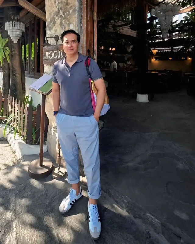 Adjie Pangestu pakai baju abu-abu © instagram.com/adjiepangestu