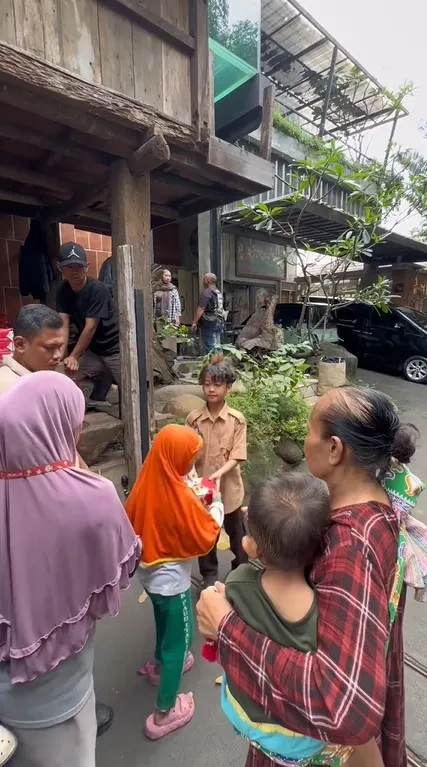 Antrean panjang berbagi takjil (credit: instagram/djaluhakim)