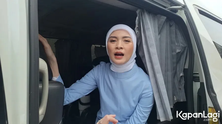 Donita Pakai Baju Biru © KapanLagi.com/Sahal Fadhli