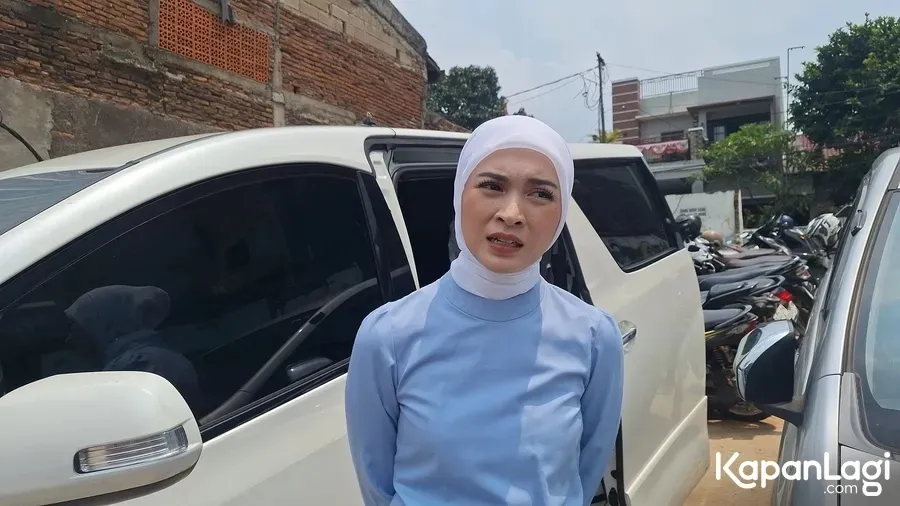 Donita di Depan Mobil © KapanLagi.com/Sahal Fadhli