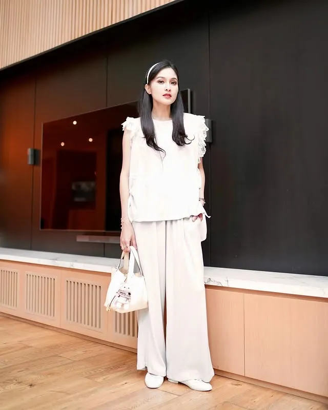 Sandra Dewi Tenteng Tas Putih © instagram.com/sandradewi88