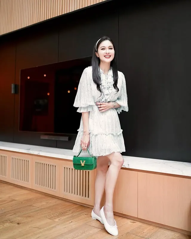 Sandra Dewi Tenteng Tas Hijau © instagram.com/sandradewi88