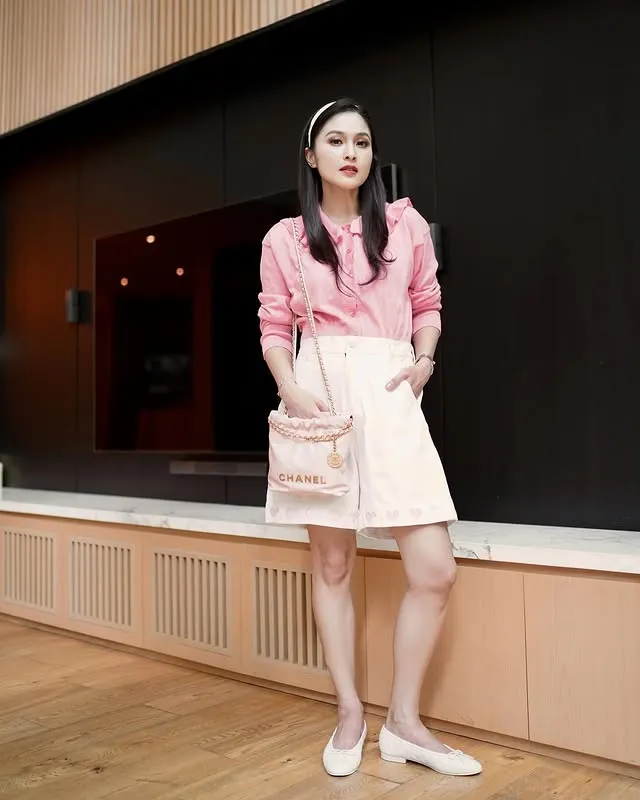 Sandra Dewi Pakai Baju Pink © instagram.com/sandradewi88