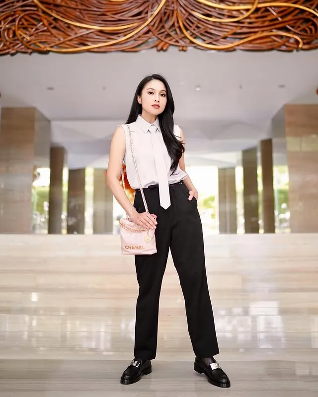 Sandra Dewi Pakai Celana Hitam © instagram.com/sandradewi88