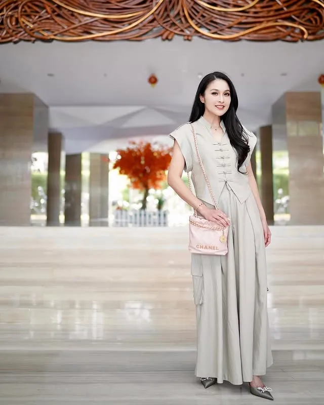Sandra Dewi Berpose di Tangga © instagram.com/sandradewi88
