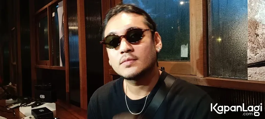 Giorgino Abraham Pakai Kacamata © KapanLagi.com/Sahal Fadhli