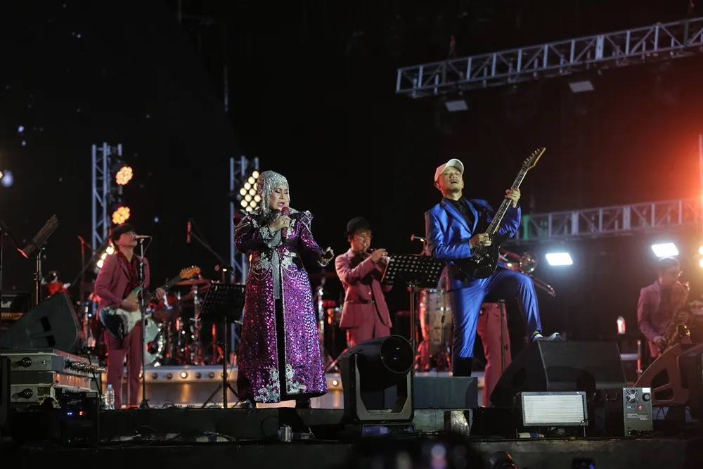 Bawakan Lagu Hits Elvy