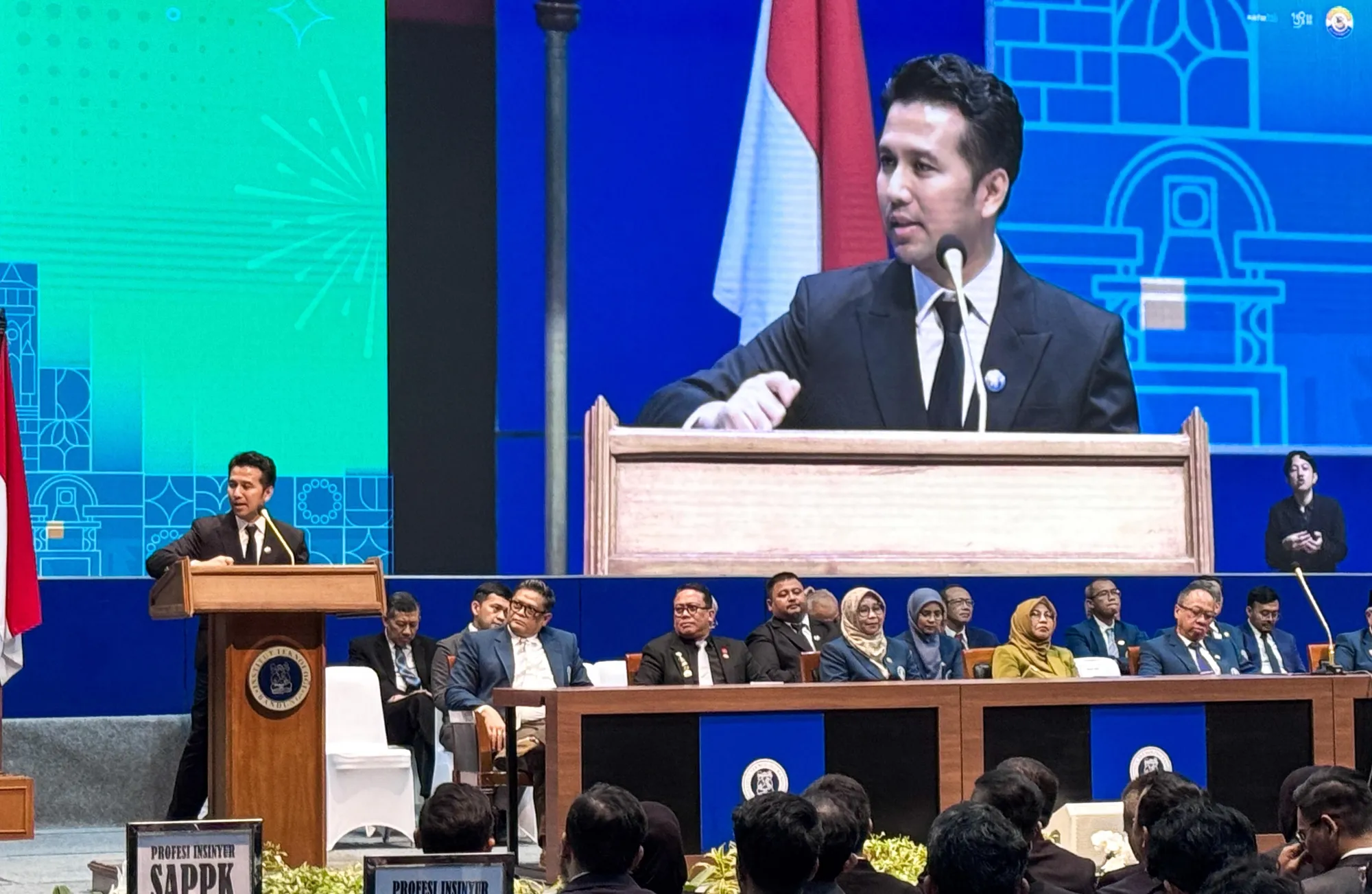 Emil Dardak lulus Program Profesi Insinyur di ITB. (dok. Instagram.com/@arumibachsin_94)