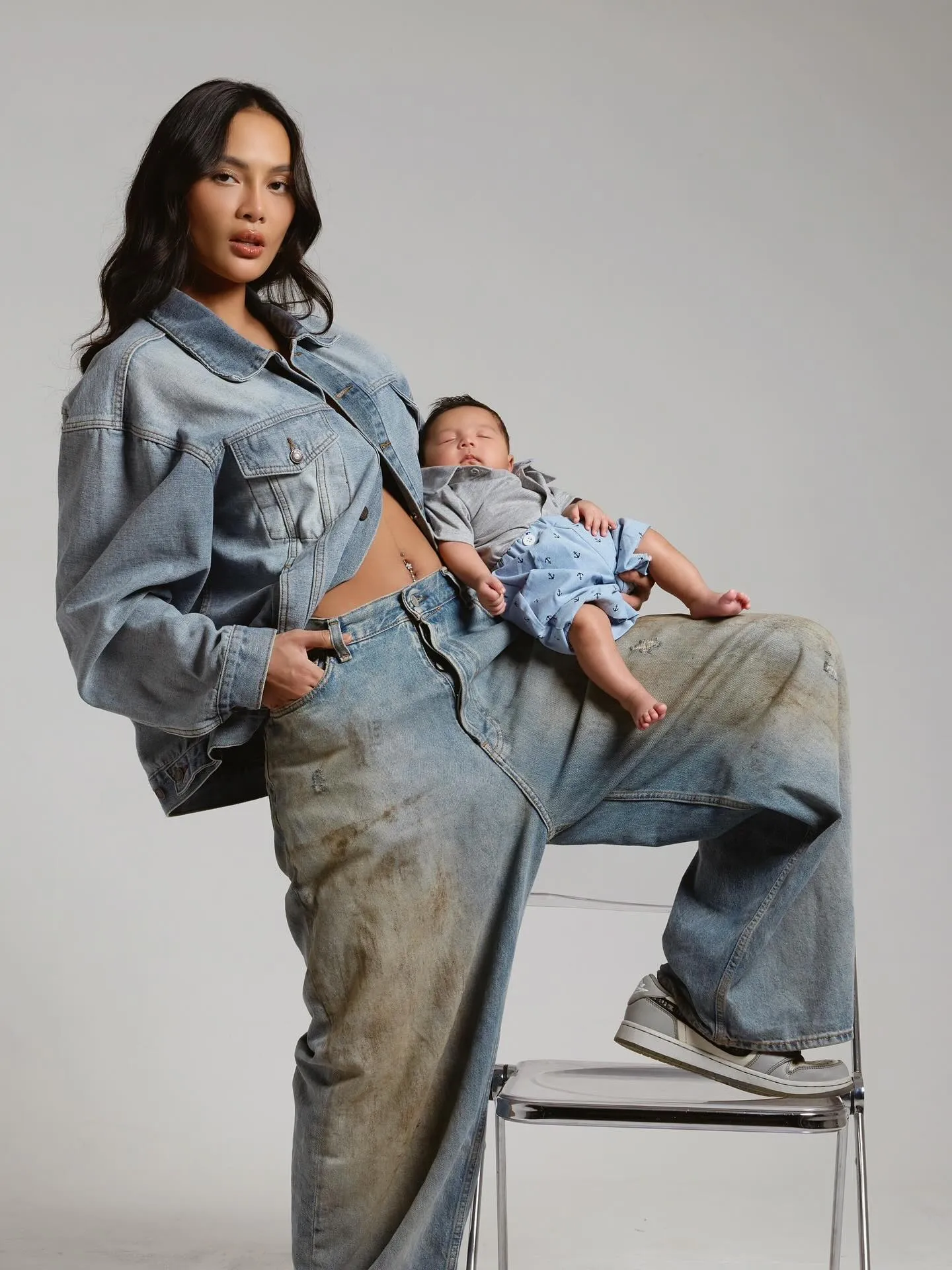 Erika Carlina Gendong Baby Andrew © instagram.com/eri.carl