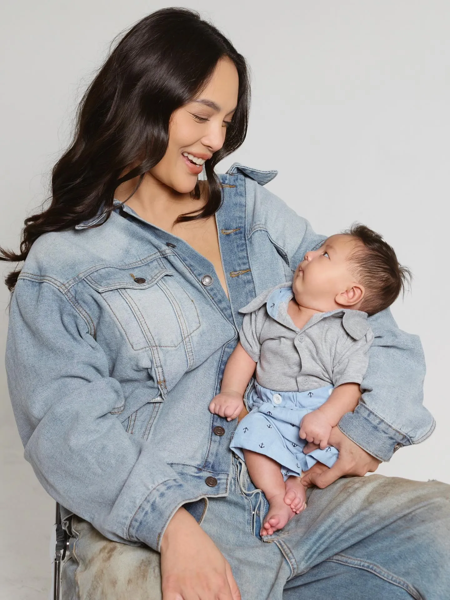 Erika Carlina Memandang Baby Andrew © instagram.com/eri.carl