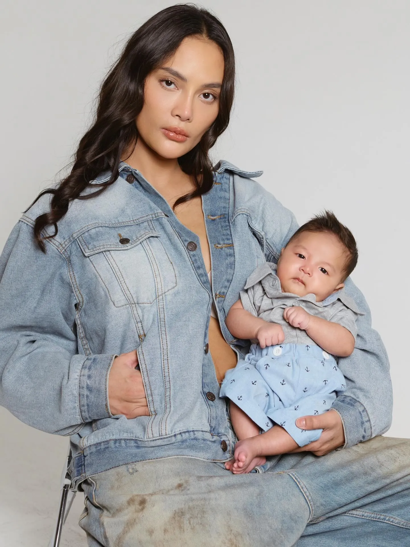 Erika Carlina Pakai Denim On Denim © instagram.com/eri.carl