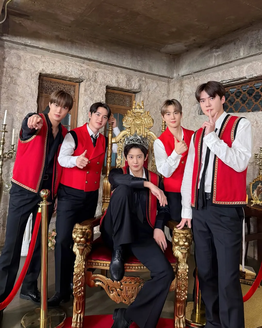 EXO Pakai Rompi Merah (credit: instagram.com/weareone.exo)