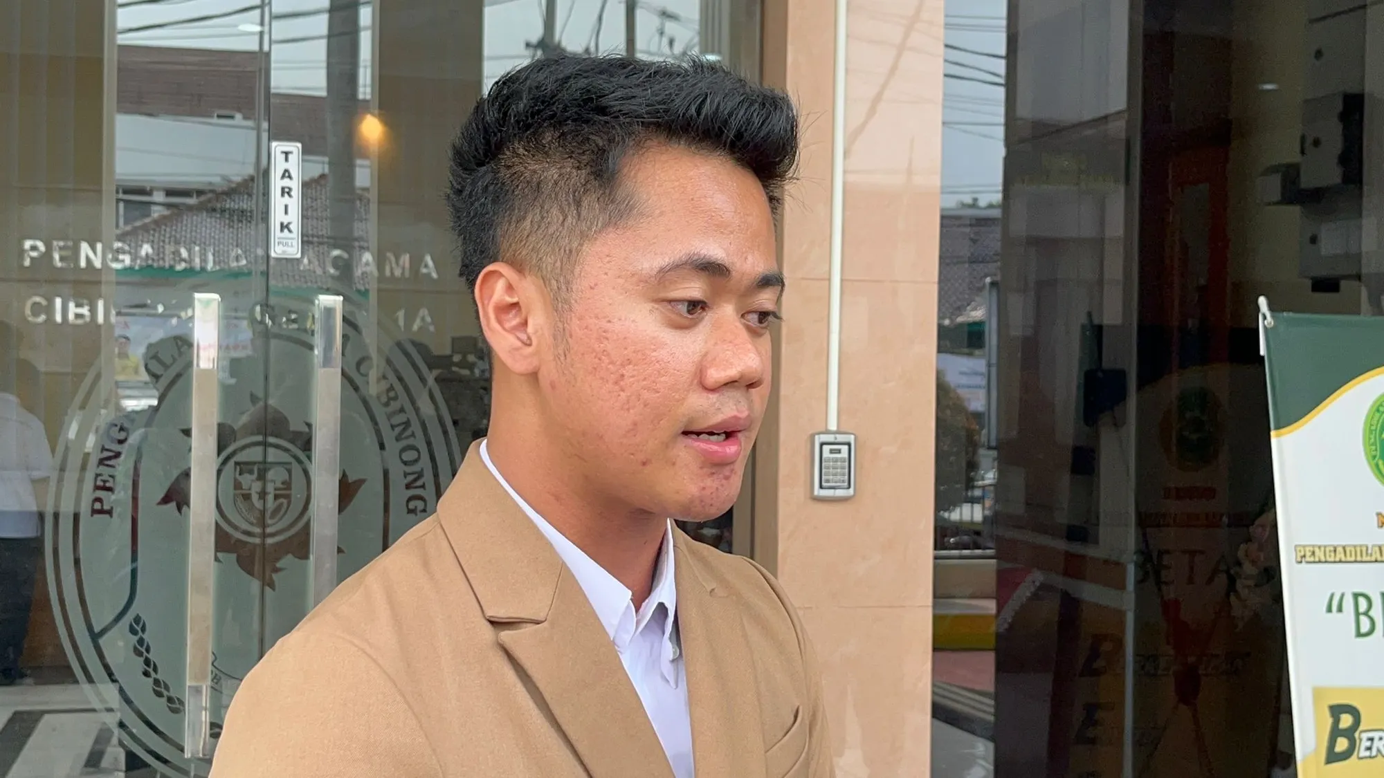Raka pengacara Eza Gionino ditemui usai sidang © KapanLagi.com/Mathias Purwanto