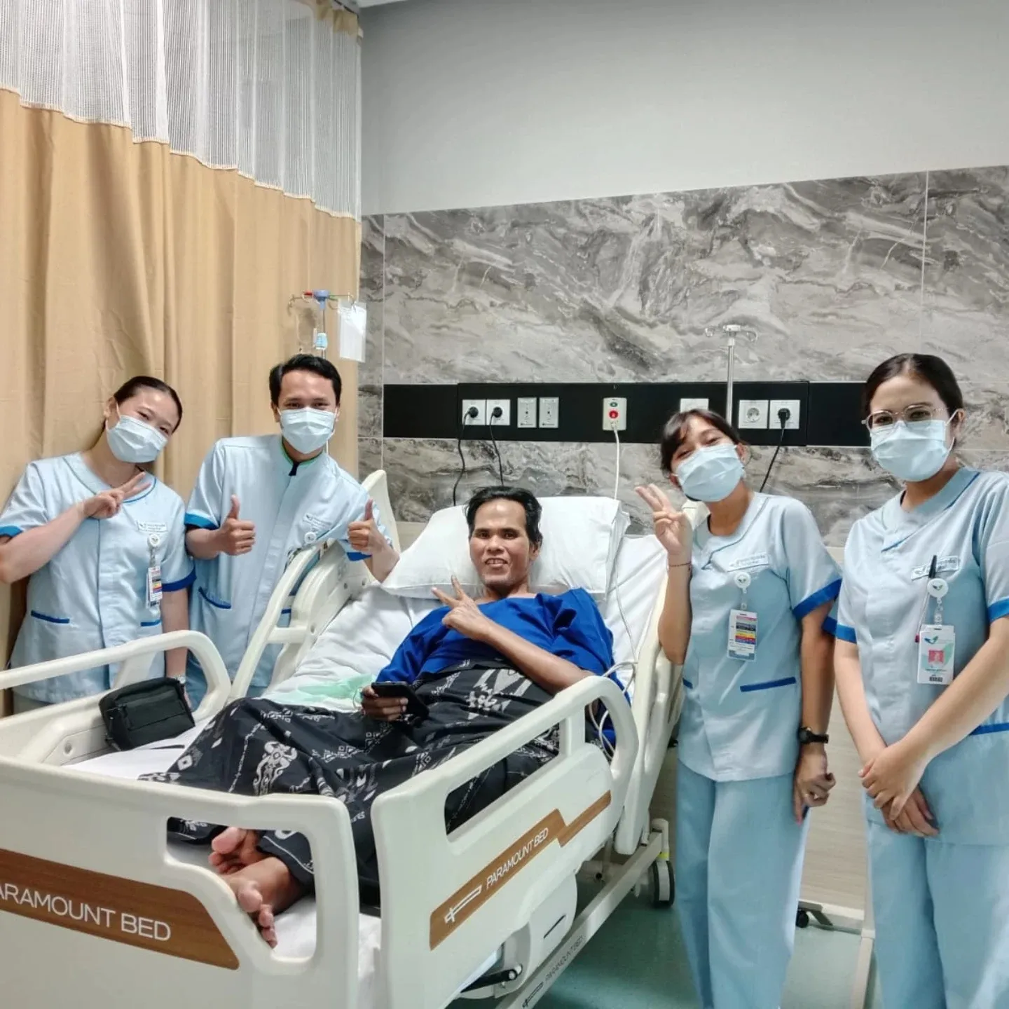 Fahmi Bo Foto Bareng Perawat di Rumah Sakit (cr:instagram.com/bofahmiofficial)