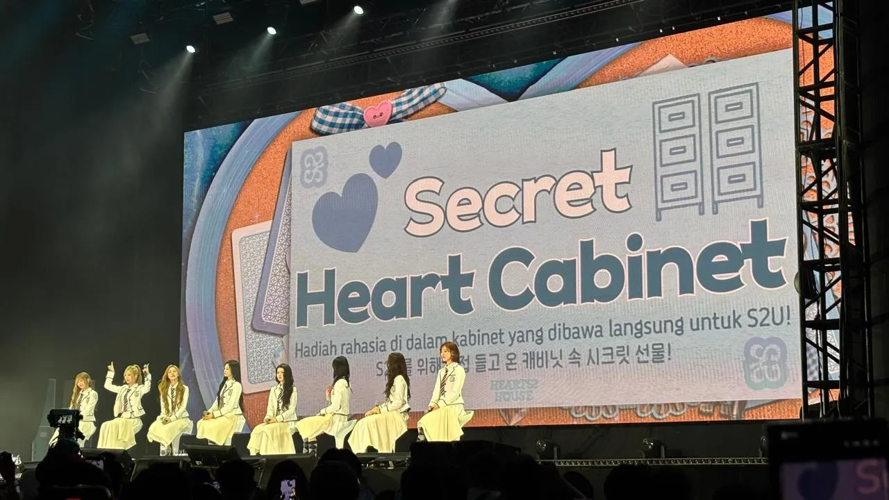 Keseruan Member Hearts2Hearts Bermain Game di Fanmeeting Jakarta (Credit: KapanLagi.com/Aulia Wardah)