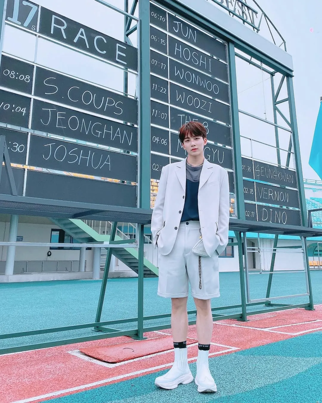 beli pulau untuk Jeonghan SEVENTEEN/cr: Instagram @jeonghaniyoo_n