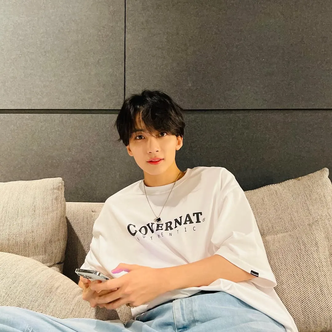 beli pulau untuk Jeonghan SEVENTEEN/cr: Instagram @jeonghaniyoo_n