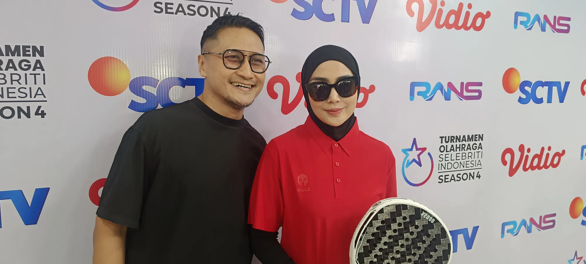 Fenita Arie dan Suami di Depan Awak Media (cr:KapanLagi.com/Sahal Fadhli)