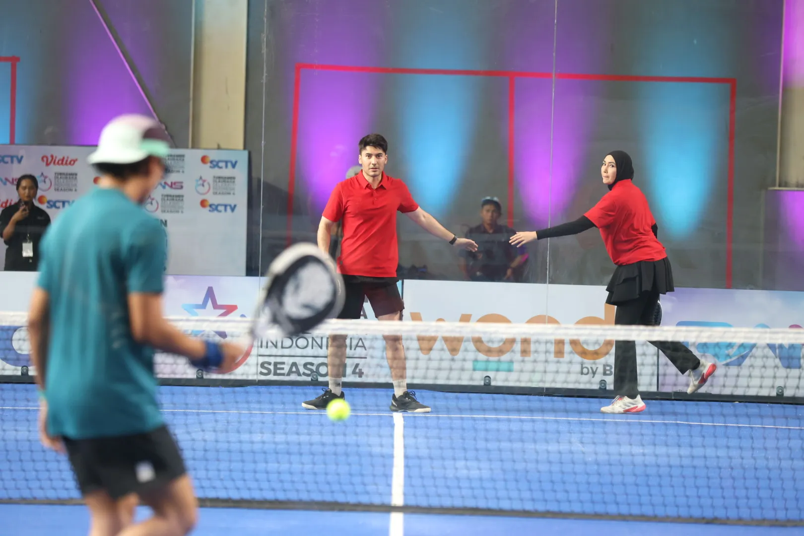 Fenita Arie Main Padel Bareng Bara Valentino  (cr:KapanLagi.com/Budy Santoso)