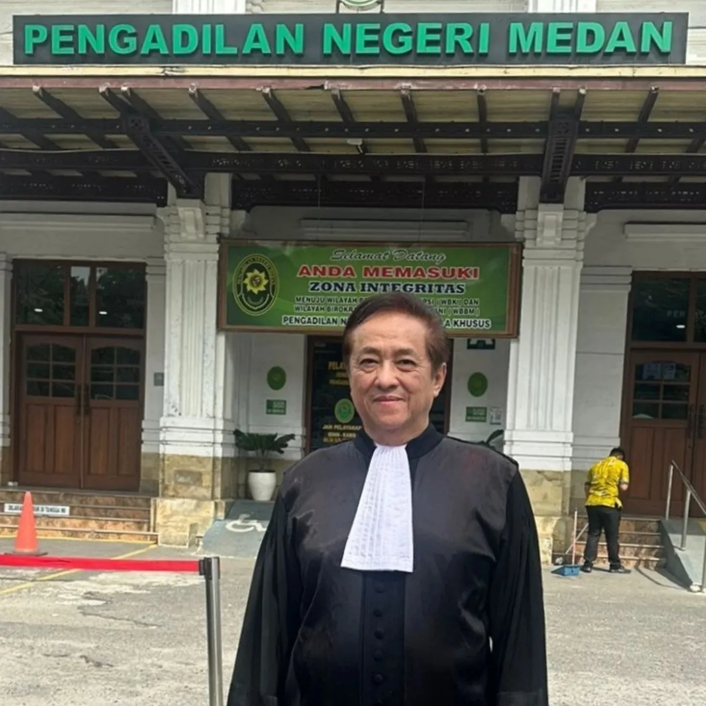 Ferry Juan pakai baju hitam © instagram.com/realferryjuan