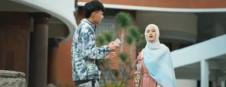 Pertemuan Tak Terduga antara YouTuber Kontroversial dan Putri Kiai (credit: Youtube.com/Max Pictures)
