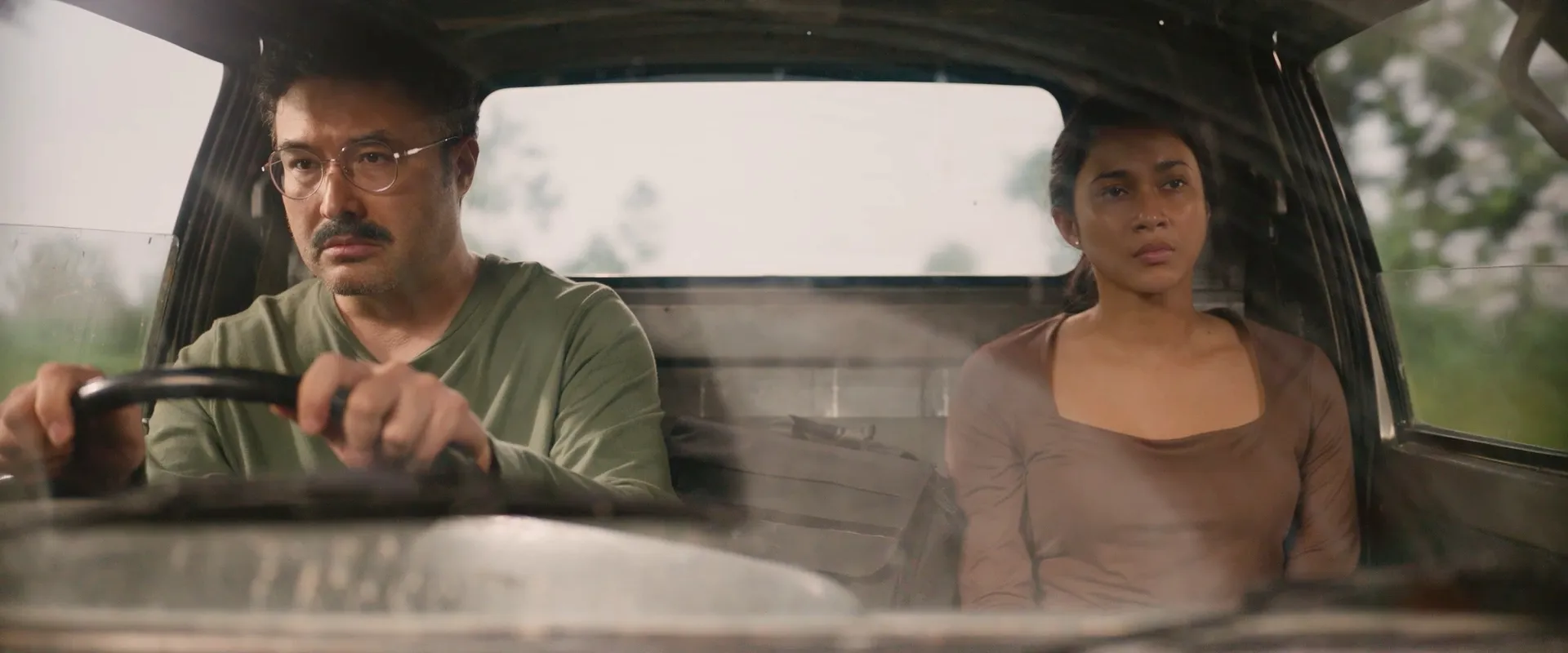 Surya Saputra dan Aghniny Haque di trailer BISIKAN DESA GRINGSING (Credit: Mandela Pictures)
